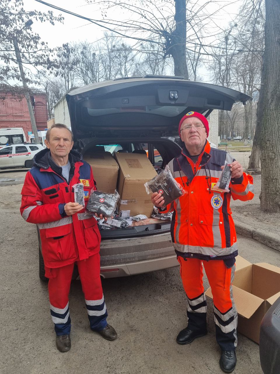 Військові та «Центр екстреної медичної допомоги» отримали турнікети та набори для надання першої медичної допомоги від благодійників 