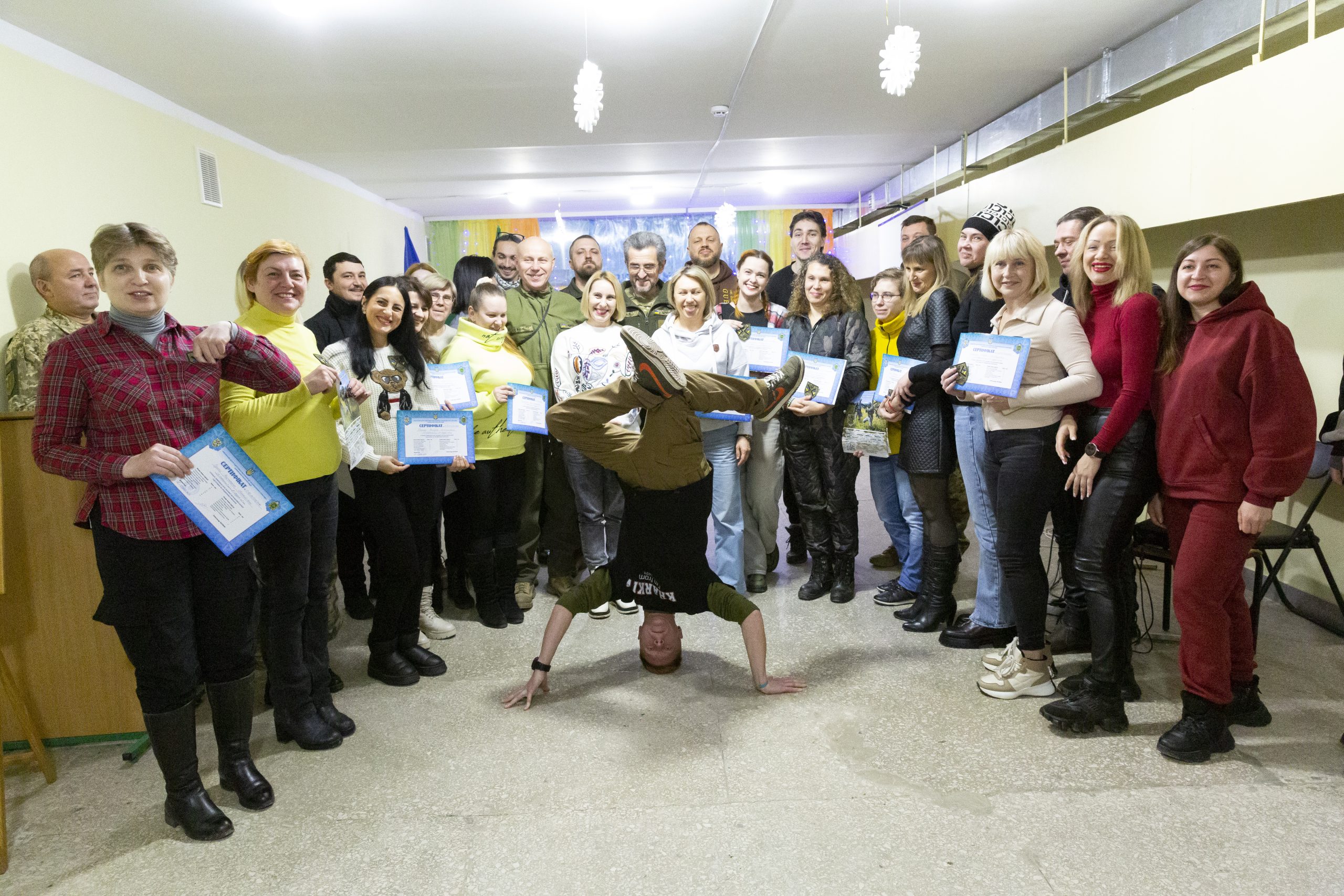 Чергова група випускників обласного Центру підготовки населення до національного спротиву отримала сертифікати про проходження курсу базової загальновійськової підготовки