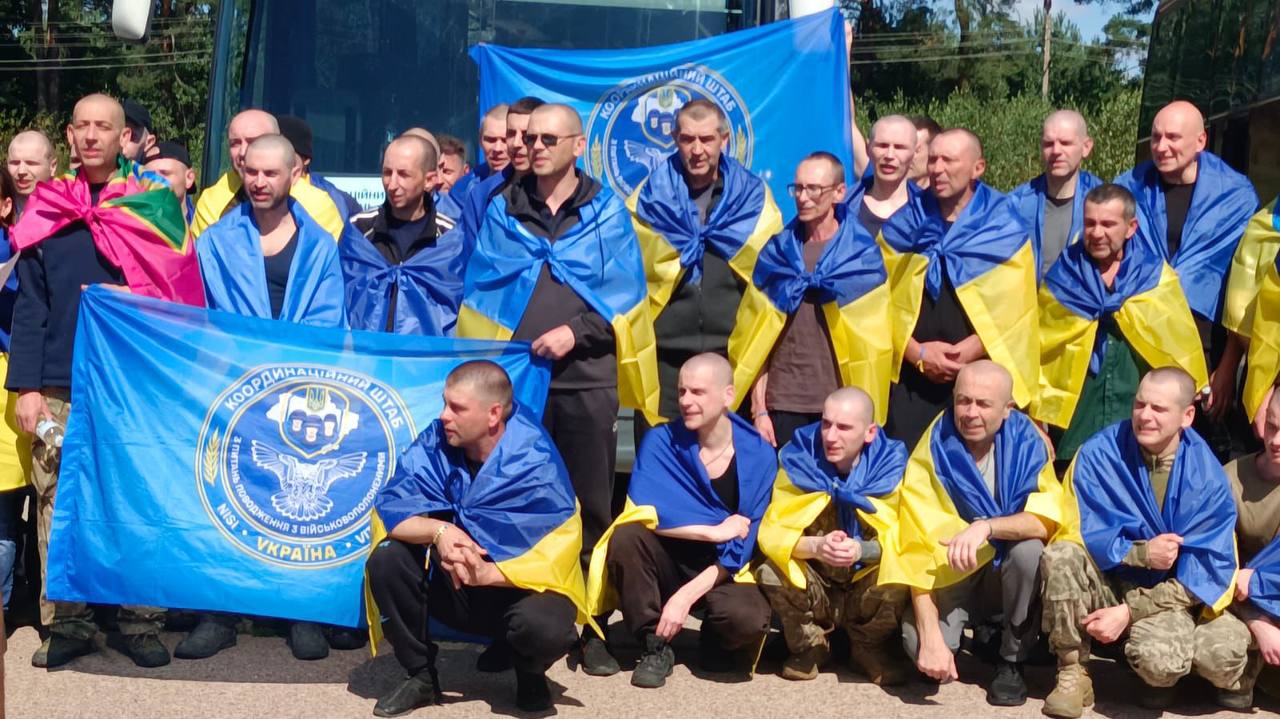 84 українських військових та цивільних повернулися додому з російського полону