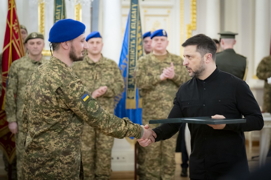 Україна зараз на сильних позиціях, бо наші воїни витримують усі штурми – Президент України Володимир Зеленський відзначив захисників і захисниць нагородами напередодні четвертих роковин повномасштабної російської війни