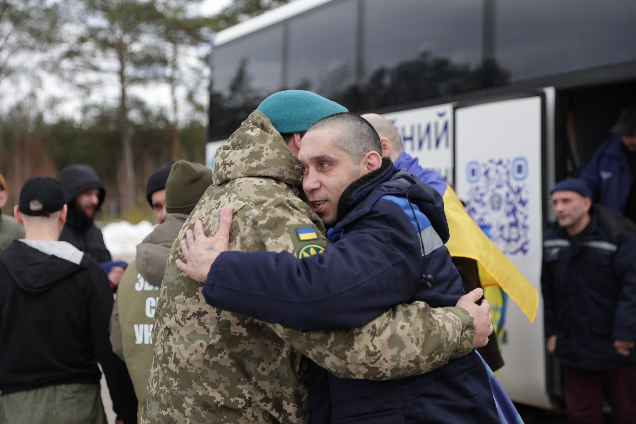 Ще 300 українських захисників повертаються додому з російського полону