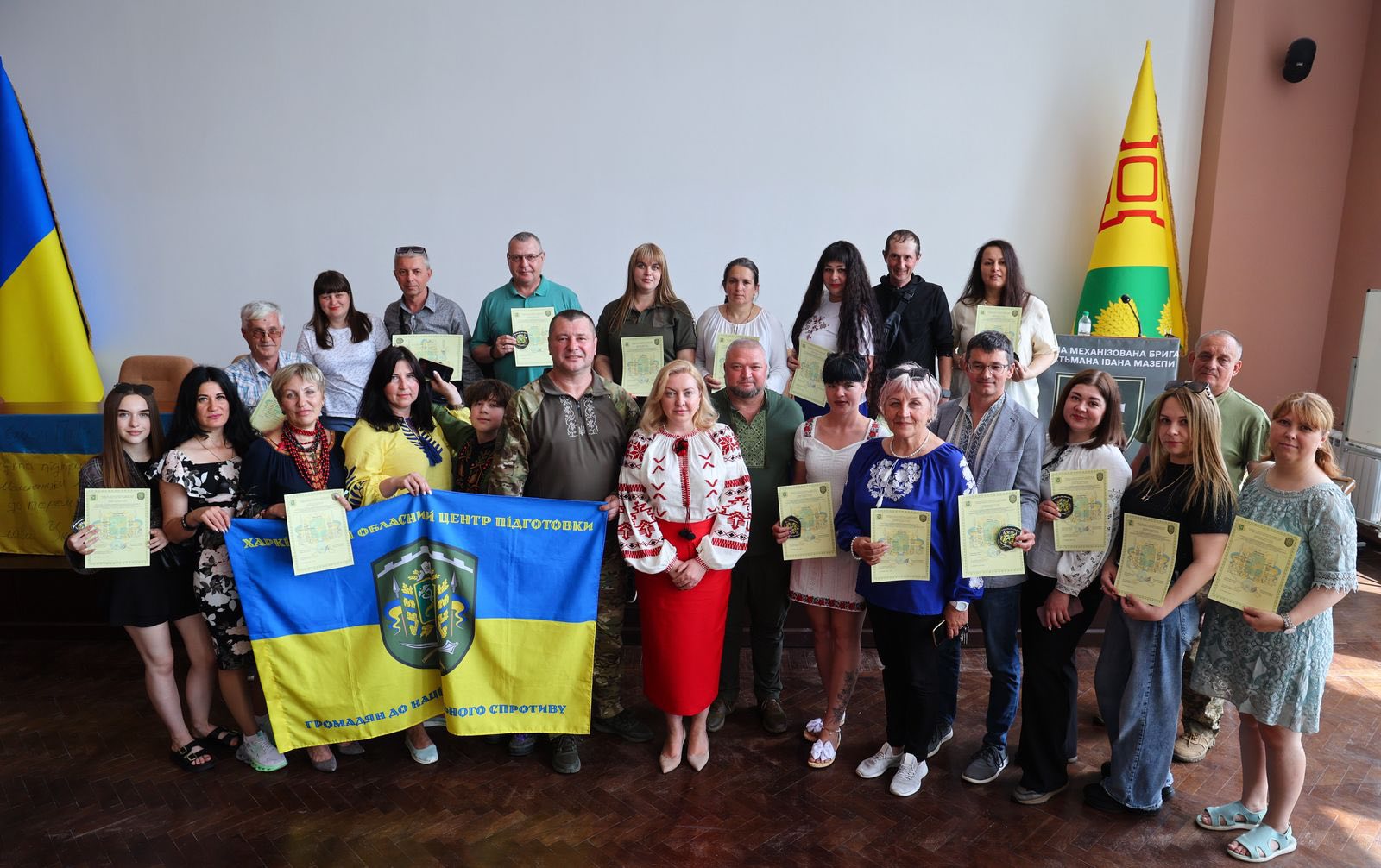 Тетяна Єгорова-Луценко вручила сертифікати випускникам КУ Харківської обласної ради «Обласний центр підготовки громадян до національного спротиву» в Лозовій та Златополі