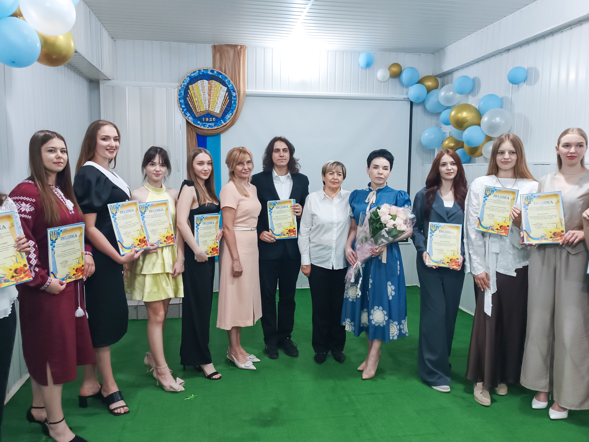 У Харківській гуманітарно-педагогічній академії вручили дипломи випускникам